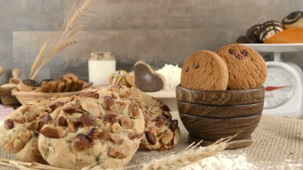 Galletas y galletas dulces y deliciosas — Vídeos de Stock