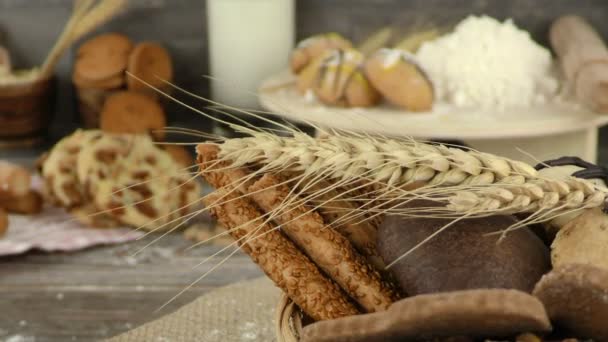 Biscoitos e biscoitos deliciosos doces — Vídeo de Stock