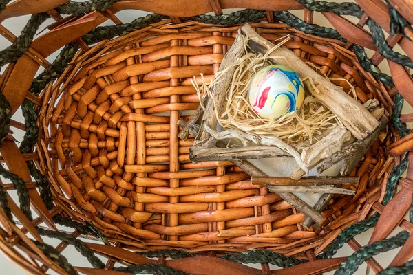 バスケットにカラフルな卵 — ストック写真