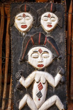 Deri üzerinde Afrika Totem