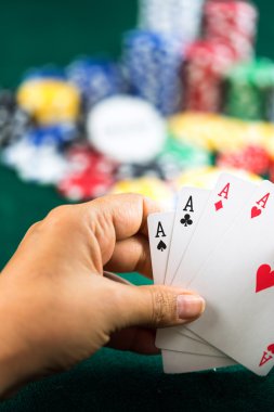 En iyi oyun kartı serisi ve para yongaları tutan el kumar