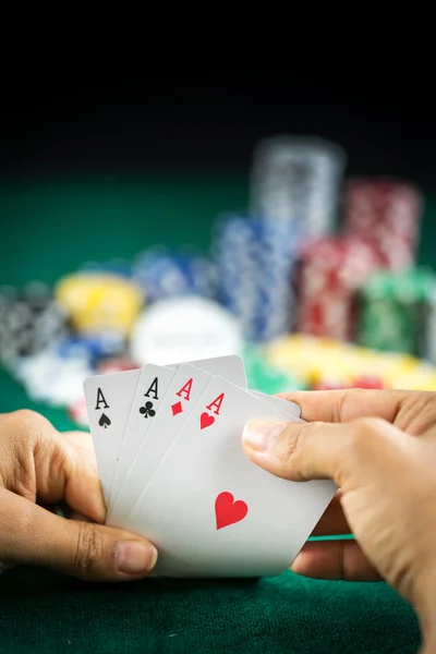 Jogo Mão Segurando Melhor Jogo Card Series e Dinheiro Chips — Fotografia de Stock