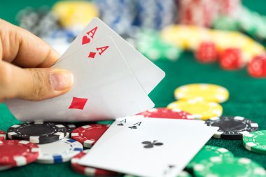 En iyi oyun kartı serisi ve para yongaları tutan el kumar