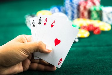 En iyi oyun kartı serisi ve para yongaları tutan el kumar