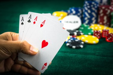 En iyi oyun kartı serisi ve para yongaları tutan el kumar