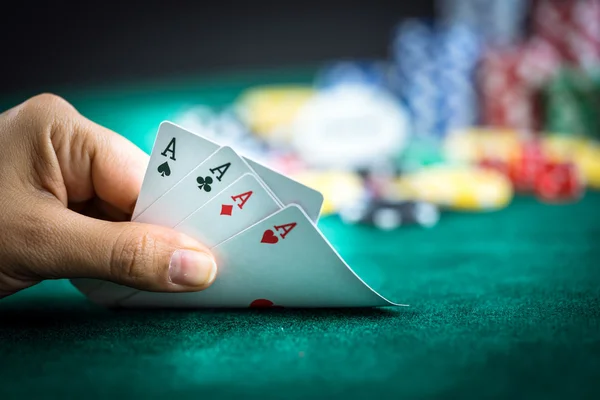 Gokken Hand hebt beste Game Card-serie en oefengeld Chips — Stockfoto