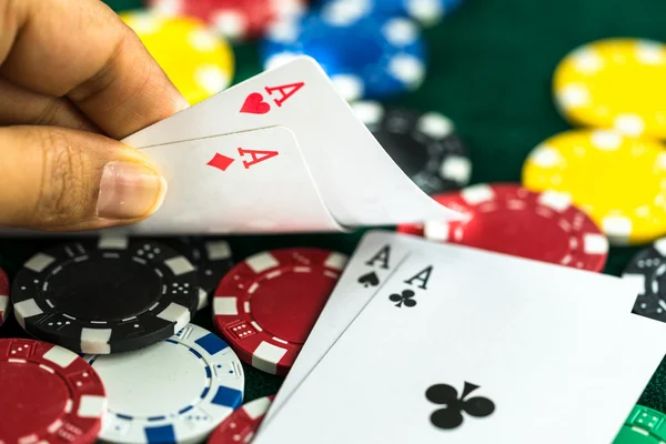 Gokken Hand hebt beste Game Card-serie en oefengeld Chips — Stockfoto