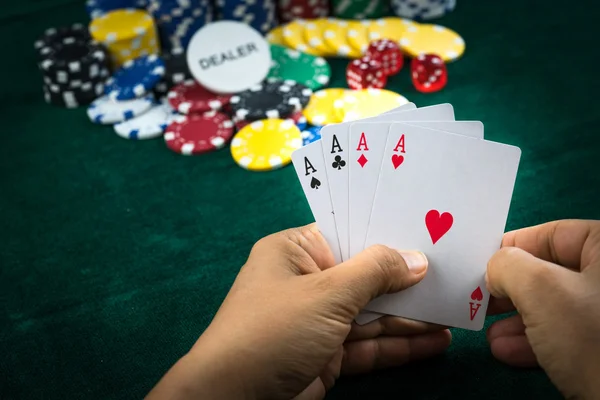 Gokken Hand hebt beste Game Card-serie en oefengeld Chips — Stockfoto