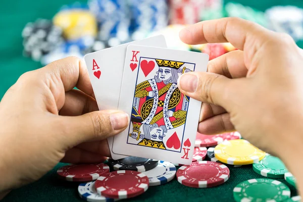 Gokken Hand hebt beste Game Card-serie en oefengeld Chips — Stockfoto