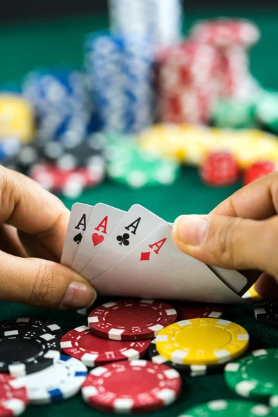 Jogo Mão Segurando Melhor Jogo Card Series e Dinheiro Chips — Fotografia de Stock