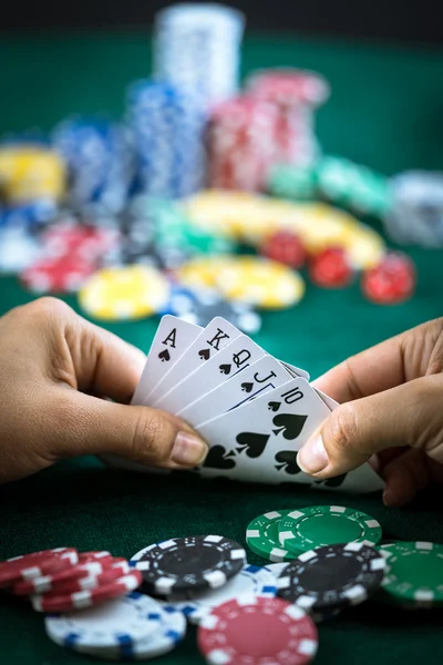 Gokken Hand hebt beste Game Card-serie en oefengeld Chips — Stockfoto