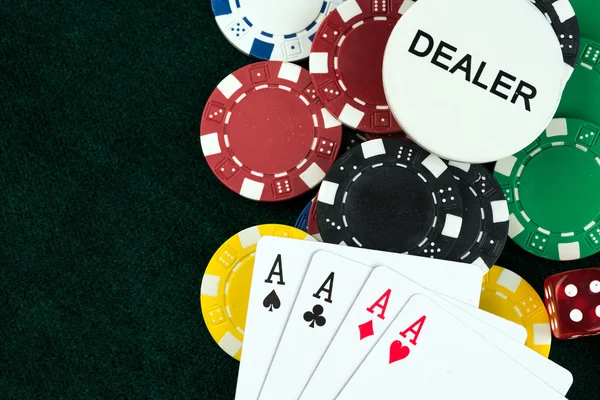 Gokken spel kaarten en geldchips — Stockfoto