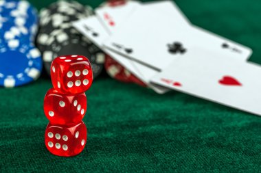 Kumar kırmızı Dice Poker kartları ve para cips