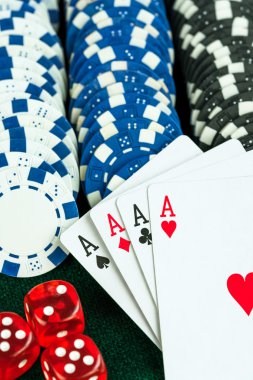 Kumar kırmızı Dice Poker kartları ve para cips