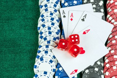 Kumar kırmızı Dice Poker kartları ve para cips