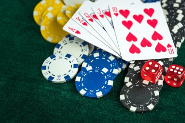 Kumar kırmızı Dice Poker kartları ve para cips