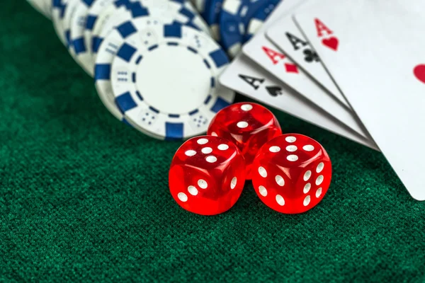 Kumar kırmızı Dice Poker kartları ve para cips — Stok fotoğraf