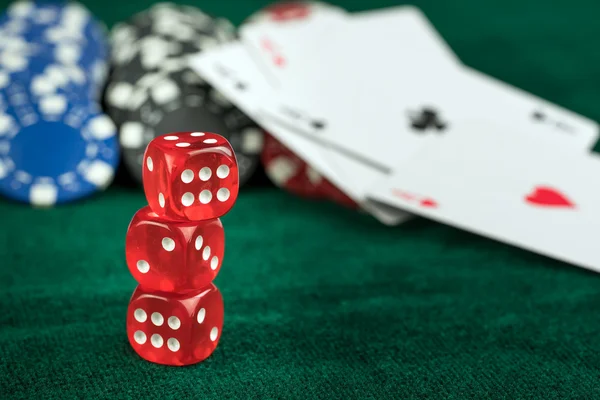 Jogos de azar Red Dice Poker Cartões e fichas de dinheiro — Fotografia de Stock