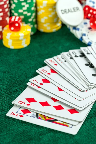 Gokken rode Dice pokerkaarten en geldchips — Stockfoto