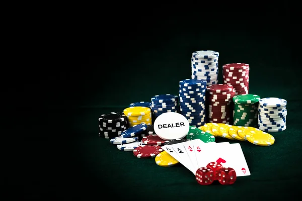 जुगार लाल डाइस निर्विकार कार्ड आणि मनी चिप्स — स्टॉक फोटो, इमेज