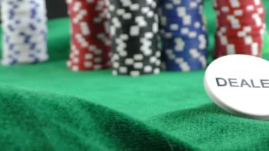 Kumar kırmızı Dice Poker kartları ve para cips