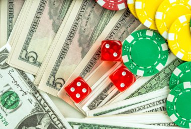 Kumar kırmızı zar Amerikan Doları ve para cips