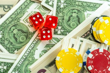 Kumar kırmızı zar Amerikan Doları ve para cips
