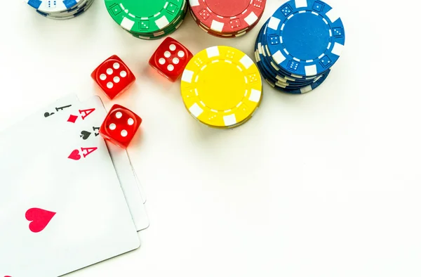 Азартні ігри червоних карток і гроші-фішок — стокове фото