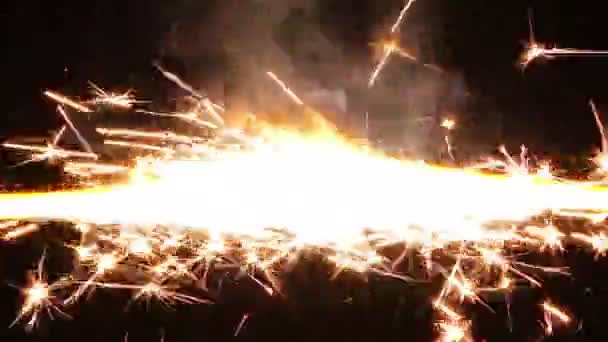 Sparks vlam licht vanuit Fireworks — Stockvideo