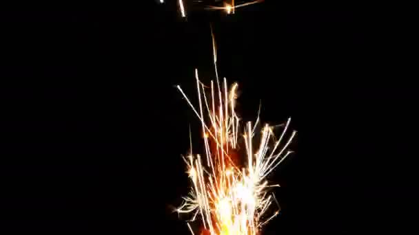 Sparks vlam licht vanuit Fireworks — Stockvideo