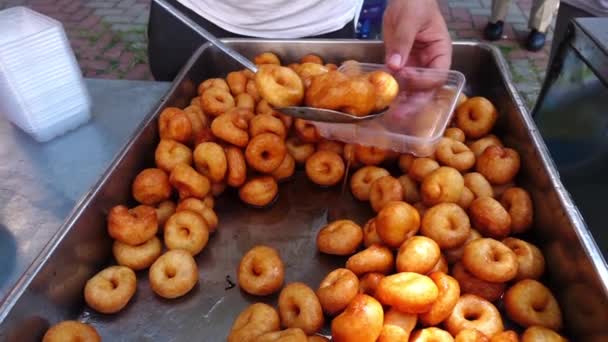 Postre tradicional turco Donut Lokma — Vídeo de stock