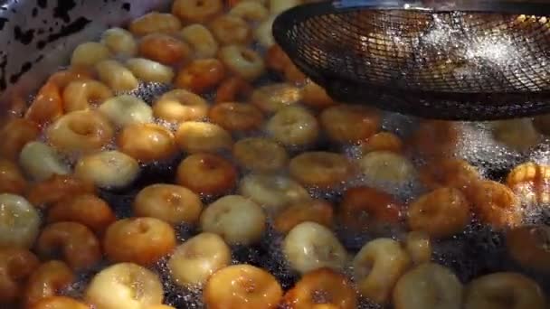 Turkiska traditionella efterrätt Donut Lokma — Stockvideo