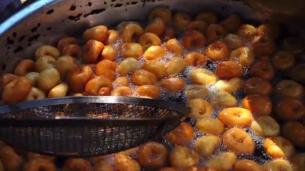 Türk geleneksel tatlı lokma Lokma — Stok video