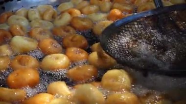 Türk geleneksel tatlı lokma Lokma