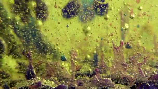 Water olie bubbels en inkt achter glas achtergrond — Stockvideo