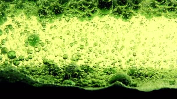 Water olie bubbels en inkt achter glas achtergrond — Stockvideo