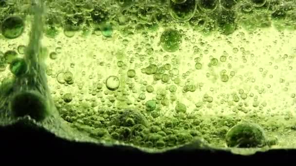 Acqua bolle di olio e inchiostro dietro sfondo di vetro — Video Stock