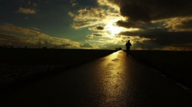 İnsanlar siluet alan doğa günbatımı manzara içinde de yol
