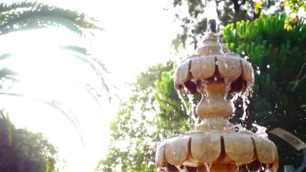 Fontaine et lumière du soleil dans la nature — Video