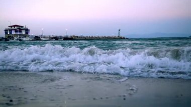 Dalgalar deniz ve ev ve Dock yılında deniz feneri