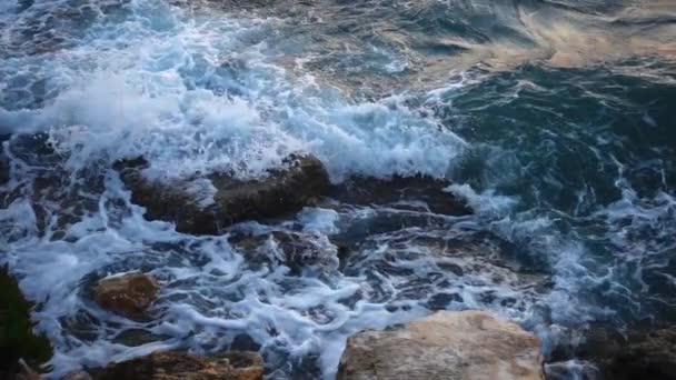 Mořské vlny a skály — Stock video