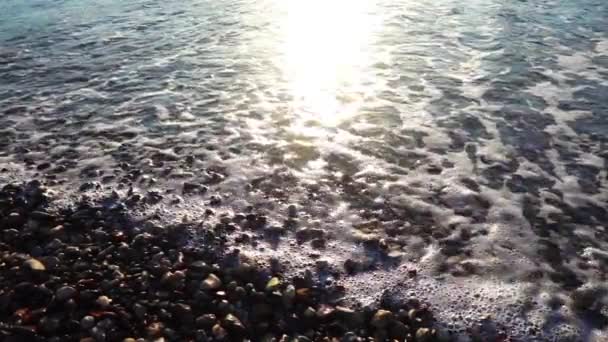 Olas en la playa y piedras — Vídeos de Stock