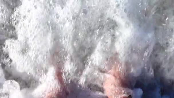 Vířivé koupele v přímořském a vlny — Stock video