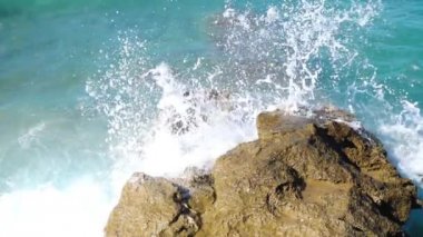 Kayalar ve dalgalar deniz kıyısına yakın: