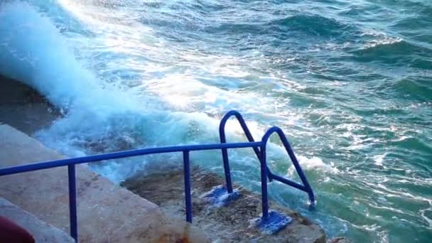 Les vagues de la mer éclaboussent près du bord de mer — Video