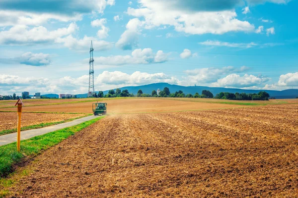 Campo de trigo y camión —  Fotos de Stock