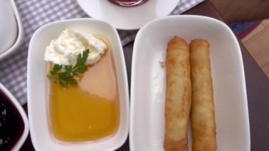 Geleneksel lezzetli Türk kahvaltısı