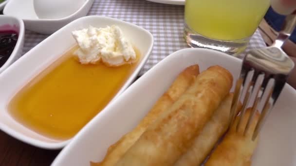 Tradicional delicioso desayuno turco — Vídeo de stock