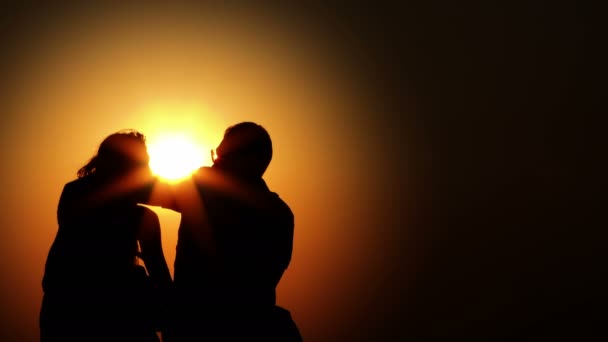 Ζευγάρι εραστών σιλουέτα στο ηλιοβασίλεμα — Αρχείο Βίντεο
