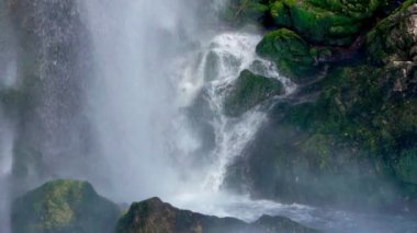 Vahşi Doğada Şelale  